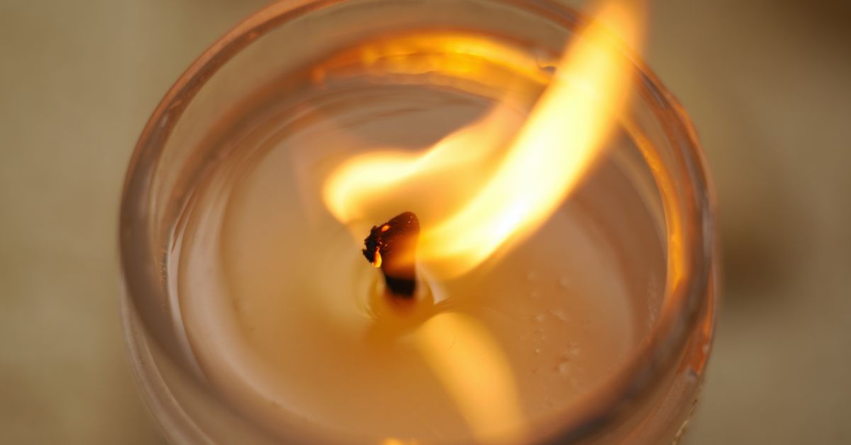 Warum flackern Kerzen im Glas