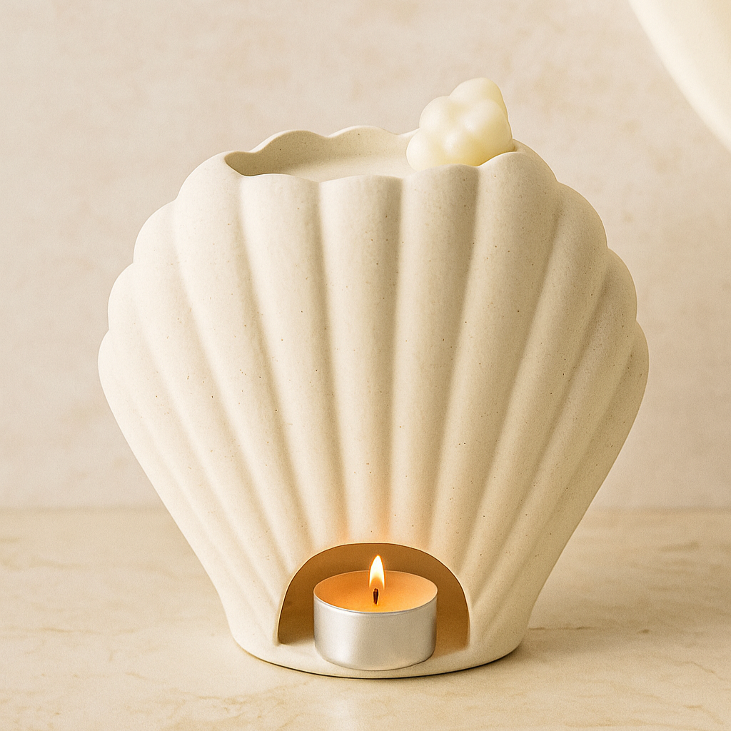 Elegante Duftlampe in Muschelform aus cremefarbener Keramik – perfekt für Wachsmelts und ätherische Öle.
