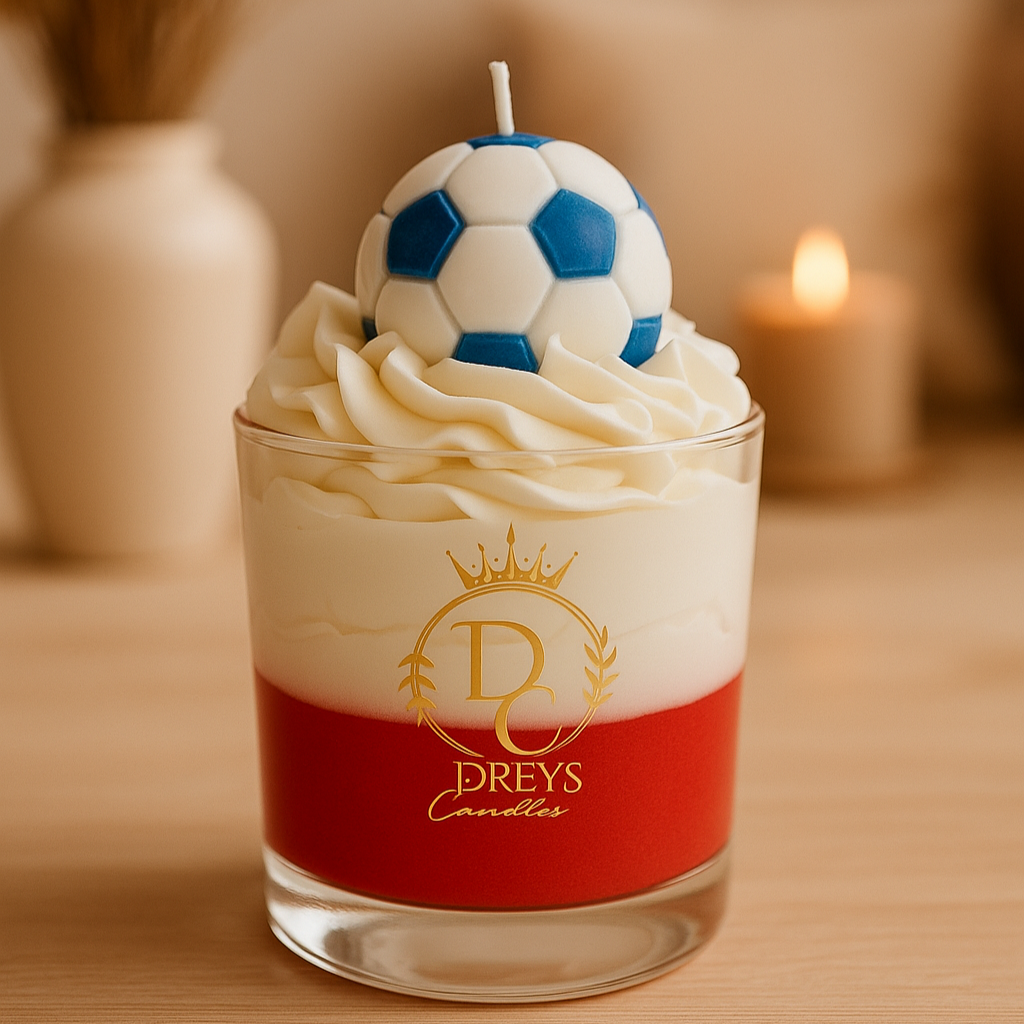 Handgemachte Fußball-Duftkerze in Rot-Weiß-Blau mit Wachssahne und Fußball-Topper – Duftnoten: Freesie & Bergamotte, von Dreys Candles