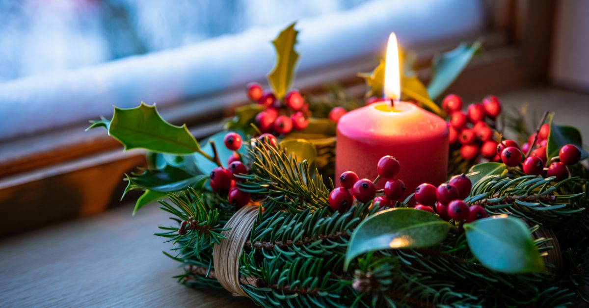 Am Kranz die erste Kerze brennt