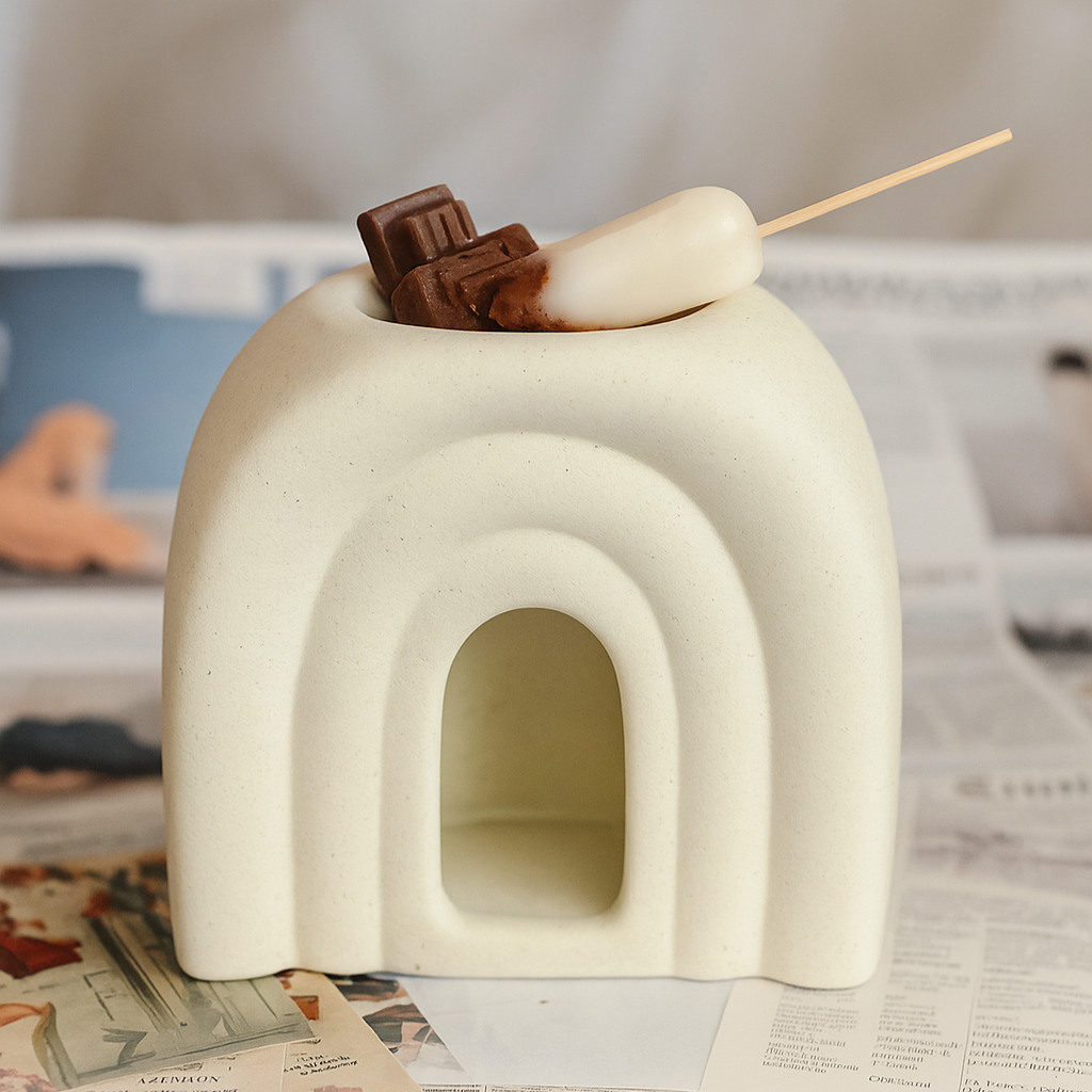 Duftbrenner aus cremefarbener Keramik, mit Teelichtöffnung und elegantem Design für Zuhause.
