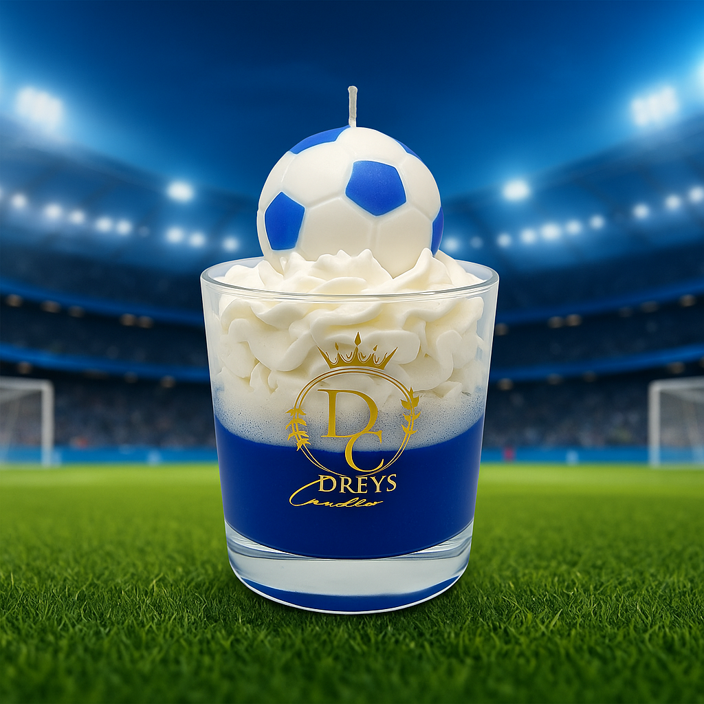 Handgemachte Fußball-Duftkerze "White and Blue" in Blau-Weiß mit Fußball-Topper – Duft: Freesie & Bergamotte – Dreys Candles