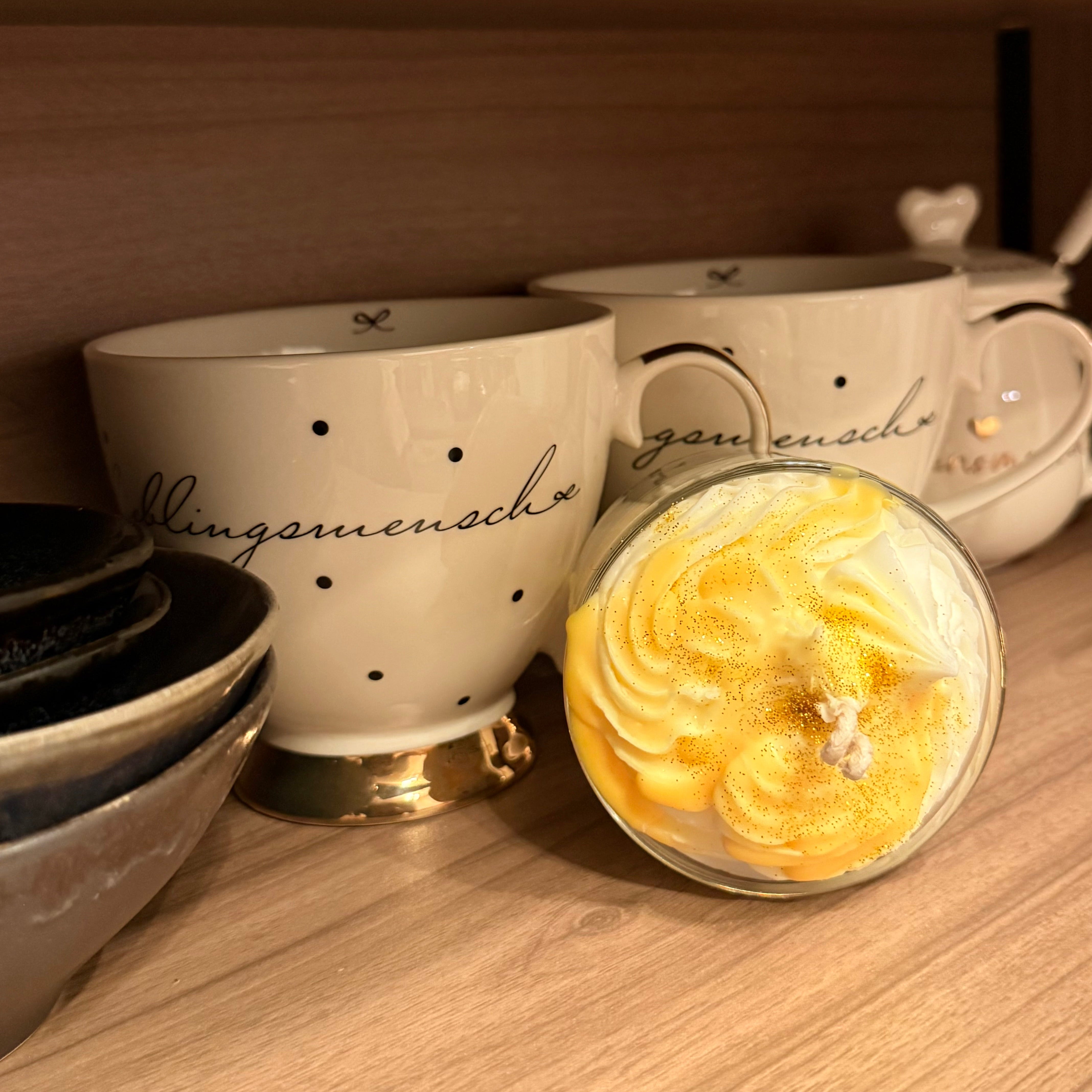Luxuriöse Mango-Maracuja-Duftkerze, dekorativ in modernem Wohnambiente, perfektes Geschenk für Duftliebhaber