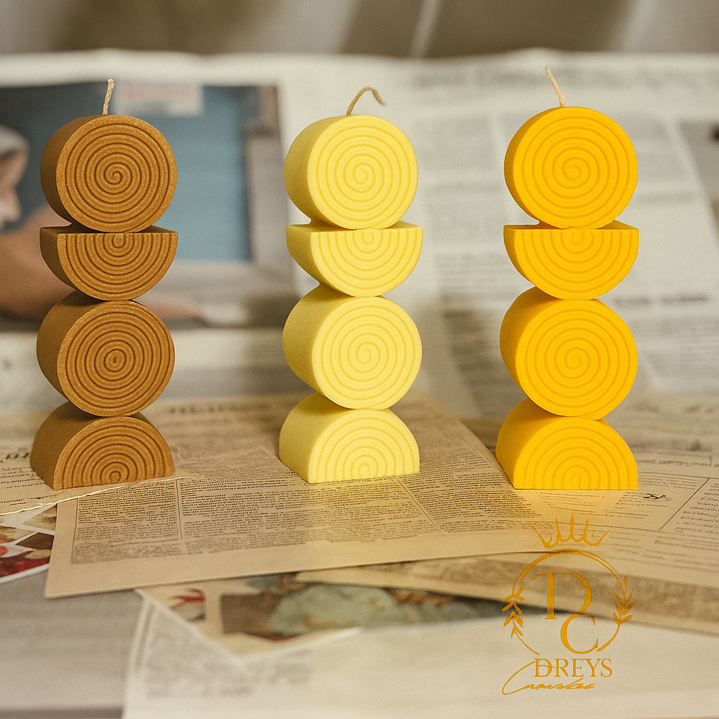 Drei Spiral-Skulpturkerzen in Braun, Gelb und Orange – moderne handgemachte Deko.