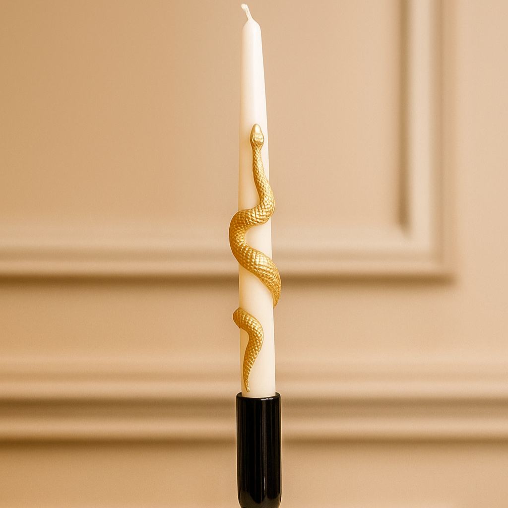 Weiße Stabkerze mit goldener Schlange in schwarzem Kerzenhalter luxuriöses und kunstvolles Deko-Accessoire ohne Duft.
