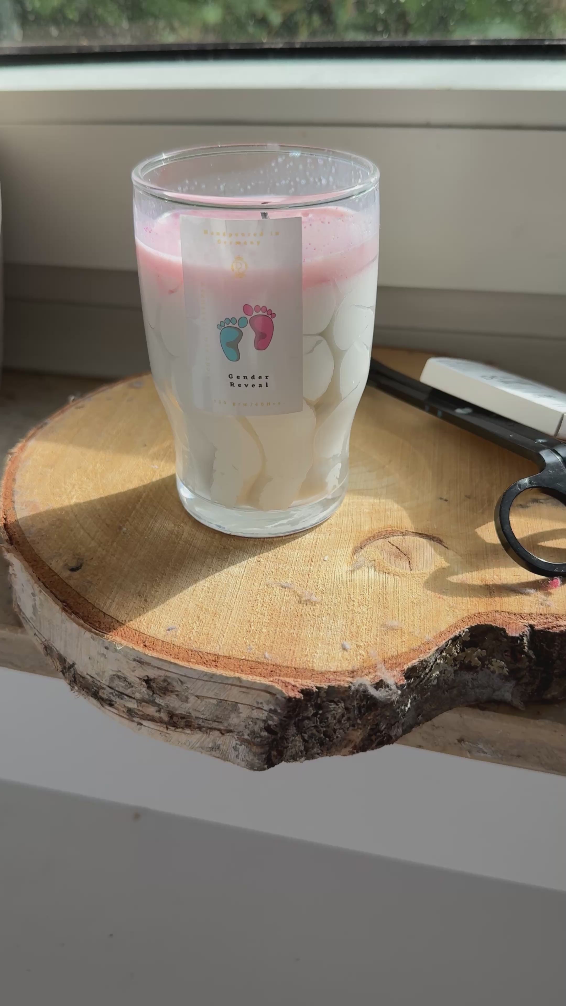 Gender Reveal - Duftkerze mot zartem Babypowder Duff & Farbüberraschung
